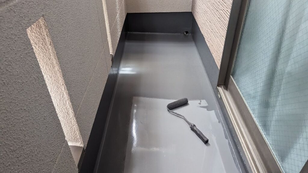★ベランダ防水　トップコート施工中