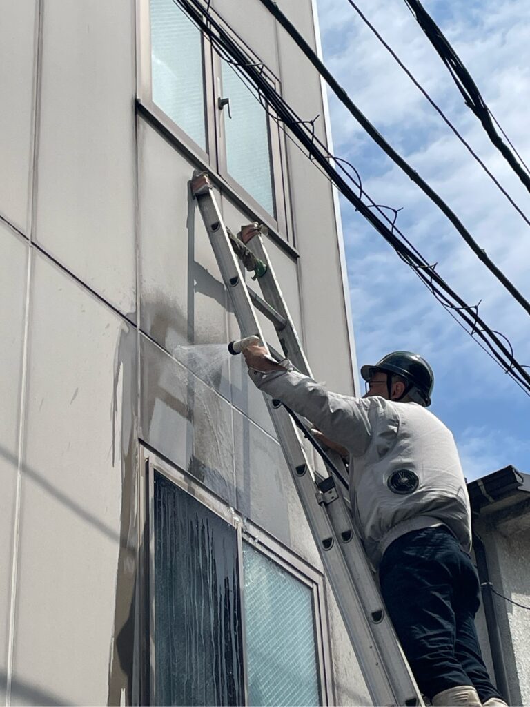 散水テストを行う人